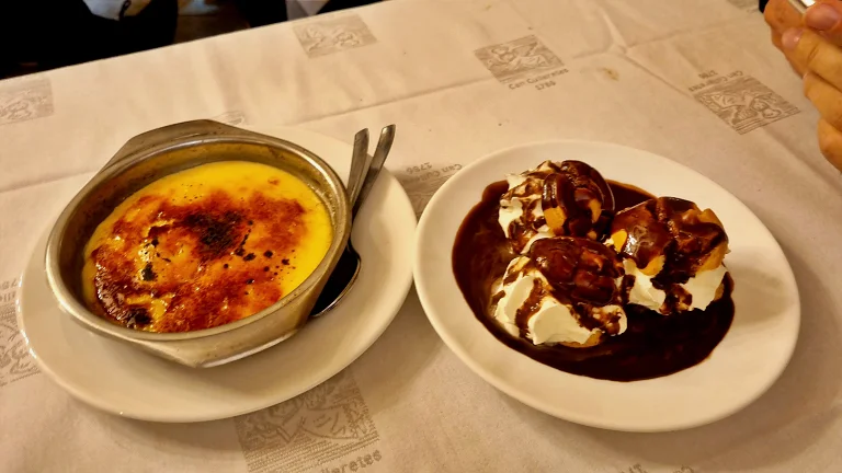 Crema Catalana y Profiteroles con chocolate | Restaurant Can Culleretes | Onde comer em Barcelona