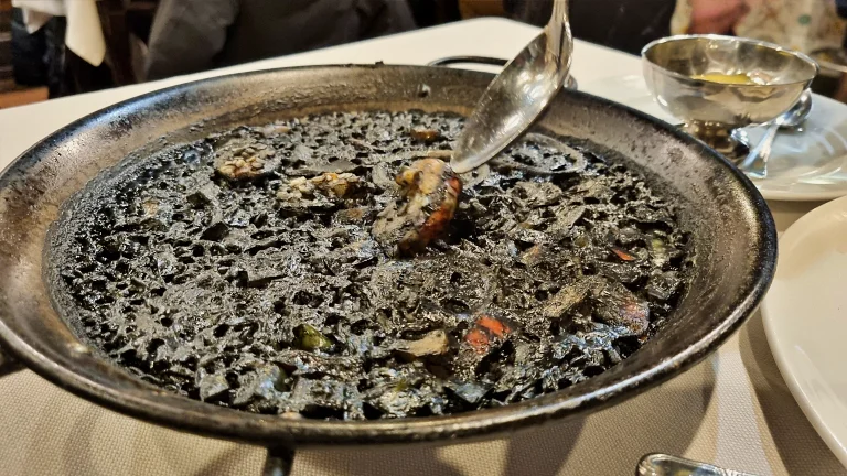 Arroz negro con sepia no resraurante Los Caracoles | Onde comer em Barcelona