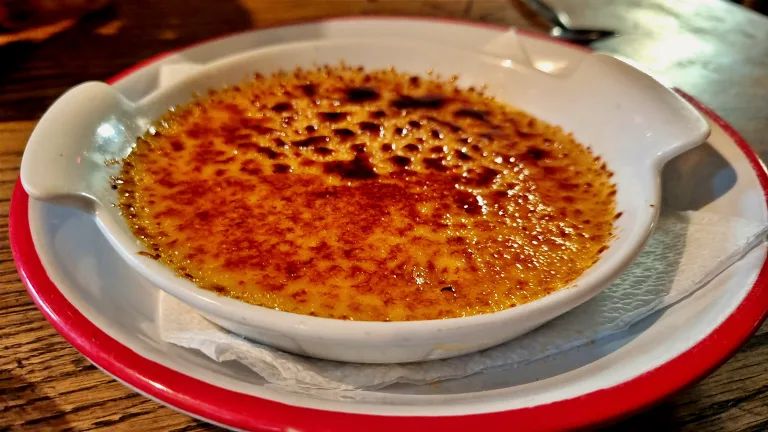 Crème brulèe à la vanille bourbon no Le Trouvère | Onde comer em Carcassonne