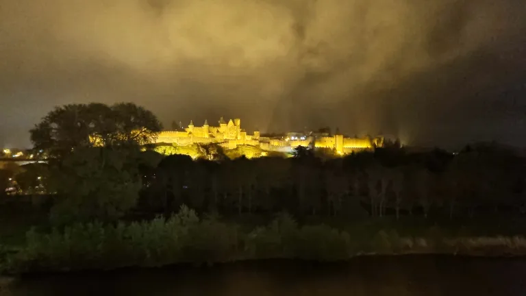 Cité de Carcassonne iluminada a noite | O que fazer em Carcassonne