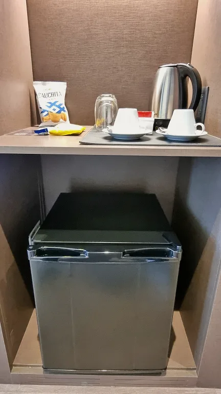 Onde ficar em La Plata: Conheça Dazzler by Wyndham La Plata 10 Minibar no quarto da suíte do Dazzler by Wyndham La Plata, com chaleira elétrica, xícaras de café e snacks
