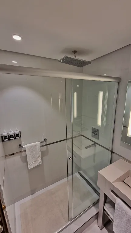 Onde ficar em La Plata: Conheça Dazzler by Wyndham La Plata 22 Chuveiro do banheiro da suíte do Dazzler by Wyndham La Plata com box blindex de vidro e chuveiro de teto tipo rain shower