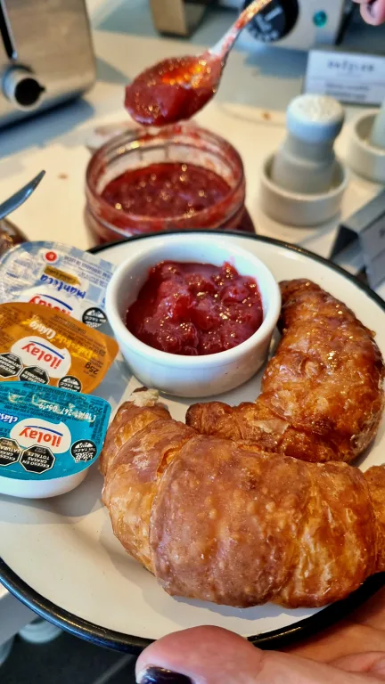 Onde ficar em La Plata: Conheça Dazzler by Wyndham La Plata 35 Prato com medialunas e doce de leite Ilolay, acompanhado de compota de frutas no café da manhã do hotel Dazzler by Wyndham La Plata.