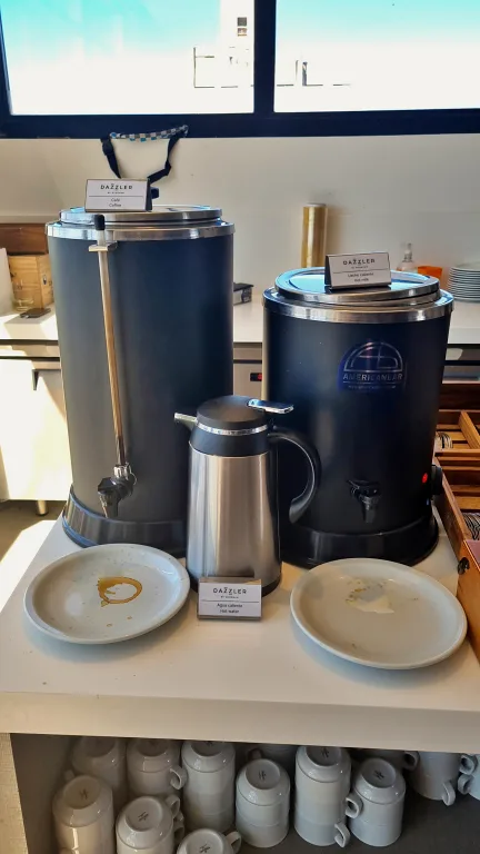 Onde ficar em La Plata: Conheça Dazzler by Wyndham La Plata 33 Dispensadores de café e leite no buffet de café da manhã do hotel Dazzler by Wyndham La Plata.