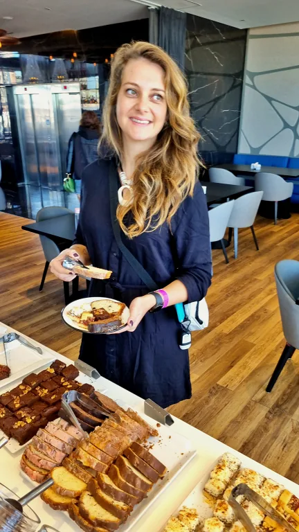 Onde ficar em La Plata: Conheça Dazzler by Wyndham La Plata 25 Chai servindo-se no buffet de café da manhã do hotel Dazzler by Wyndham La Plata.