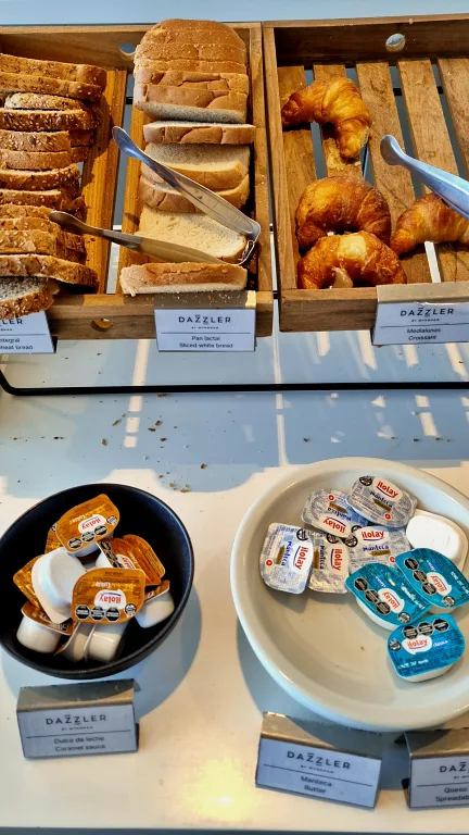 Onde ficar em La Plata: Conheça Dazzler by Wyndham La Plata 34 Seleção de pães, medialunas e acompanhamentos como doce de leite e manteiga no buffet de café da manhã do hotel Dazzler by Wyndham La Plata.