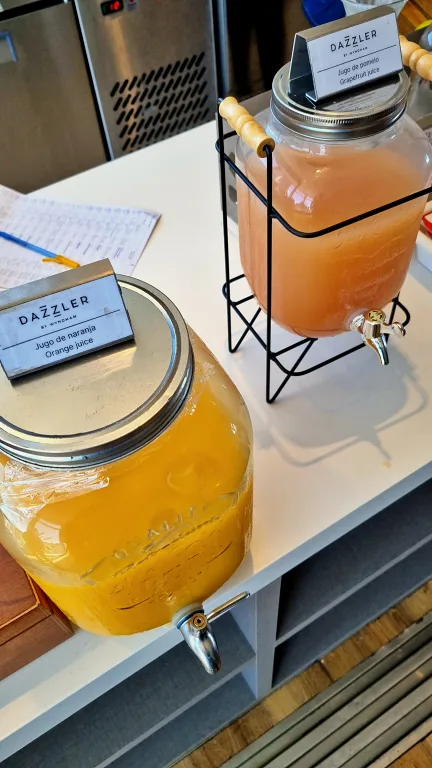 Onde ficar em La Plata: Conheça Dazzler by Wyndham La Plata 32 Jarras de suco de laranja e grapefruit no buffet de café da manhã do hotel Dazzler by Wyndham La Plata.