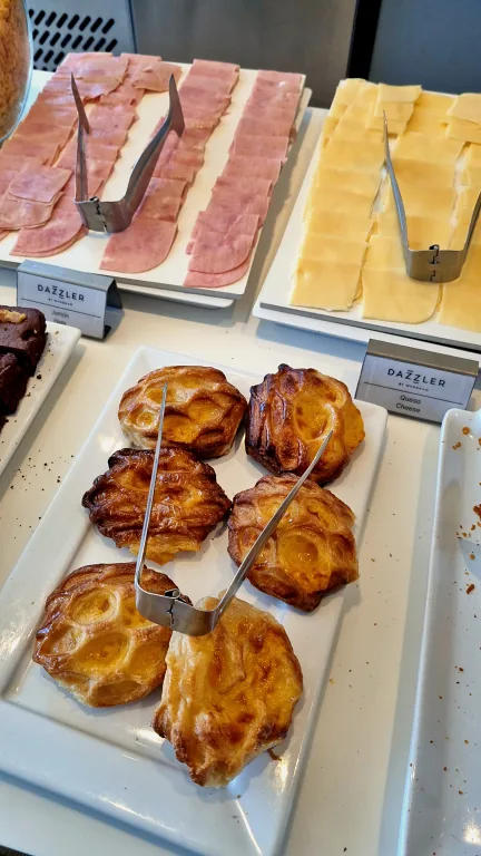 Onde ficar em La Plata: Conheça Dazzler by Wyndham La Plata 37 Pratos de queijo, presunto e facturas no buffet de café da manhã do hotel Dazzler by Wyndham La Plata.