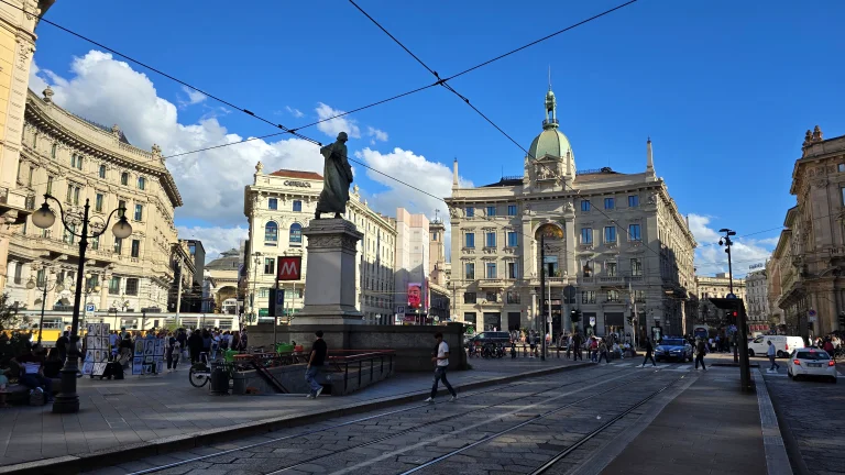 O que fazer em Milão: roteiro de 2 ou 3 dias na capital da moda da Itália 49 O que fazer em Milão: roteiro de 2 ou 3 dias na capital da moda da Itália - Piazza Cordusio 20240927 161021