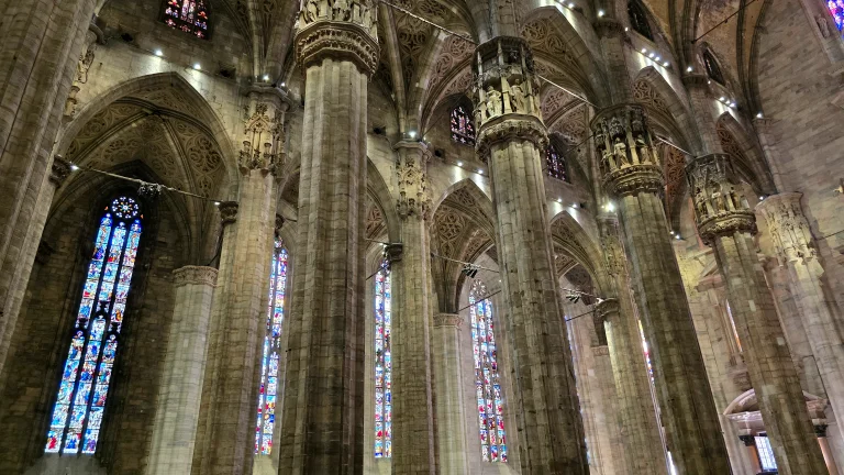 O que fazer em Milão: roteiro de 2 ou 3 dias na capital da moda da Itália 100 O que fazer em Milão: roteiro de 2 ou 3 dias na capital da moda da Itália - duomo interior 20240927 164804