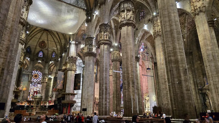 O que fazer em Milão: roteiro de 2 ou 3 dias na capital da moda da Itália 104 O que fazer em Milão: roteiro de 2 ou 3 dias na capital da moda da Itália - duomo interior 20240927 164812