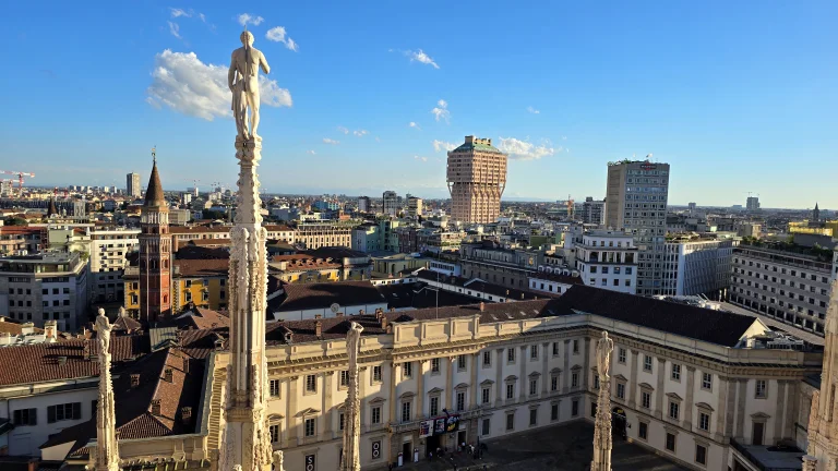 O que fazer em Milão: roteiro de 2 ou 3 dias na capital da moda da Itália 121 O que fazer em Milão: roteiro de 2 ou 3 dias na capital da moda da Itália - duomo interior 20240927 175134
