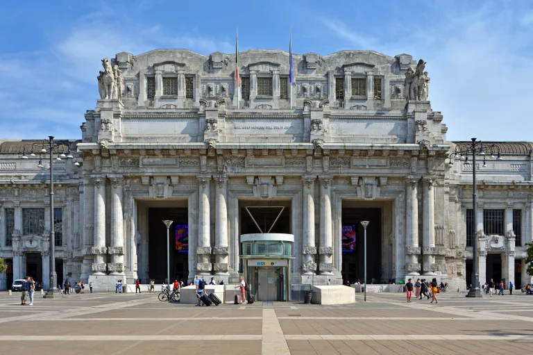 O que fazer em Milão: roteiro de 2 ou 3 dias na capital da moda da Itália 242 O que fazer em Milão: roteiro de 2 ou 3 dias na capital da moda da Itália - milano centrale Milan CentralStation 016 4294