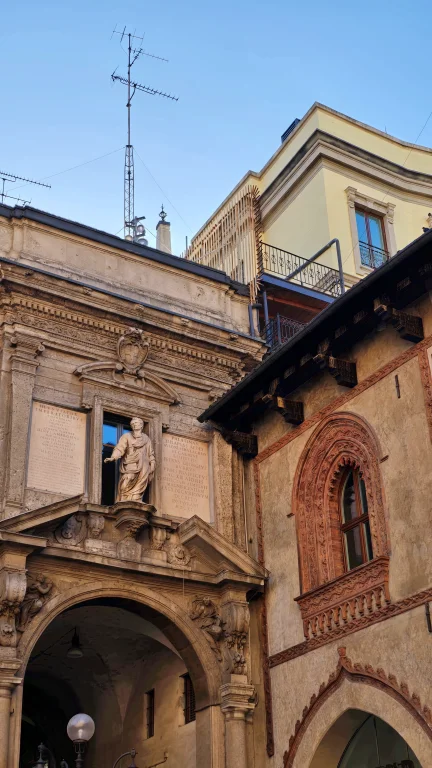 O que fazer em Milão: roteiro de 2 ou 3 dias na capital da moda da Itália 23 Piazza dei Mercanti | O que fazer em Milão