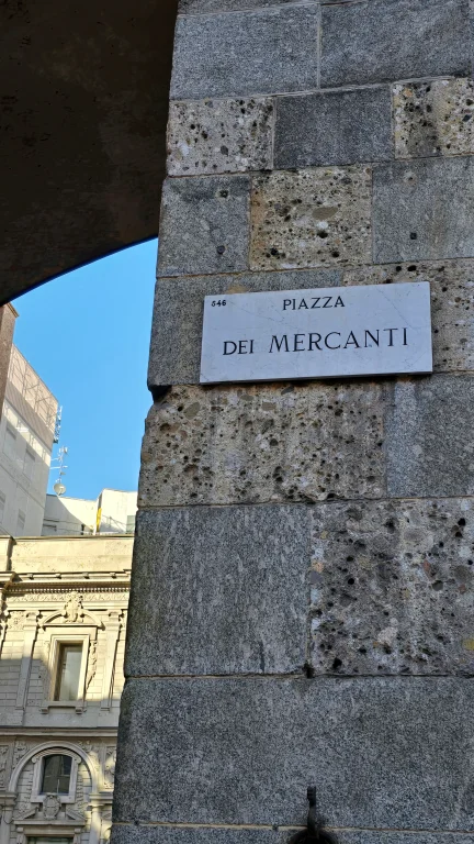 O que fazer em Milão: roteiro de 2 ou 3 dias na capital da moda da Itália 17 Piazza dei Mercanti | O que fazer em Milão