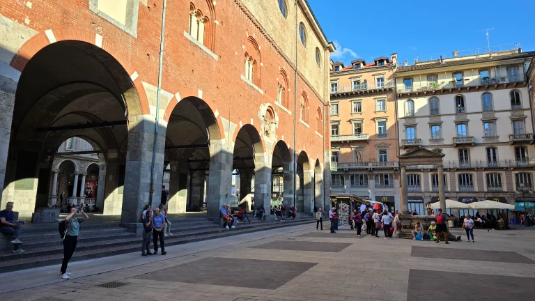 O que fazer em Milão: roteiro de 2 ou 3 dias na capital da moda da Itália 21 Palazzo della Ragione na Piazza dei Mercanti | O que fazer em Milão