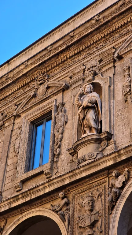 O que fazer em Milão: roteiro de 2 ou 3 dias na capital da moda da Itália 24 Piazza dei Mercanti | O que fazer em Milão