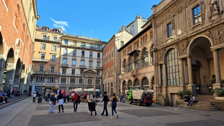 O que fazer em Milão: roteiro de 2 ou 3 dias na capital da moda da Itália 20 Piazza dei Mercanti | O que fazer em Milão