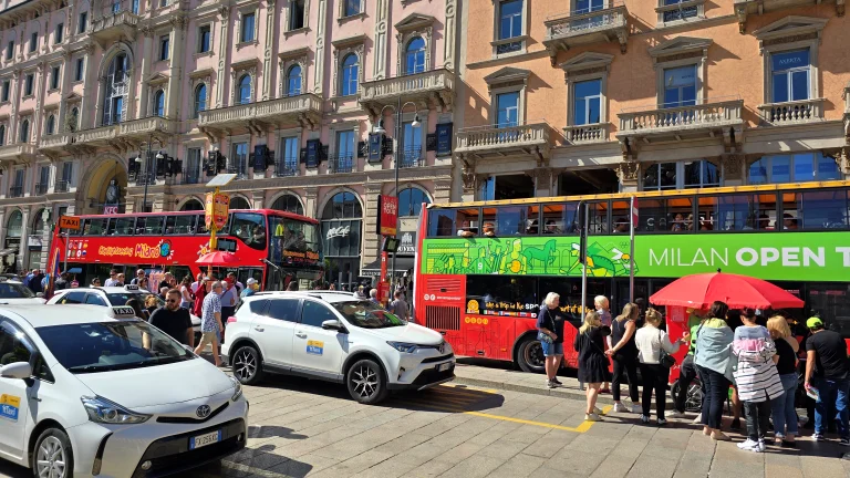 O que fazer em Milão: roteiro de 2 ou 3 dias na capital da moda da Itália 16 Ônibus turístico hop-on hop-off na Piazza del Duomo | O que fazer em Milão