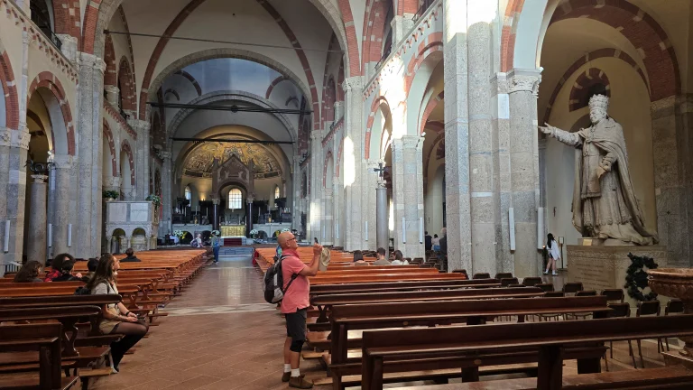 O que fazer em Milão: roteiro de 2 ou 3 dias na capital da moda da Itália 236 O que fazer em Milão: roteiro de 2 ou 3 dias na capital da moda da Itália - santo ambrosio 20240928 180629