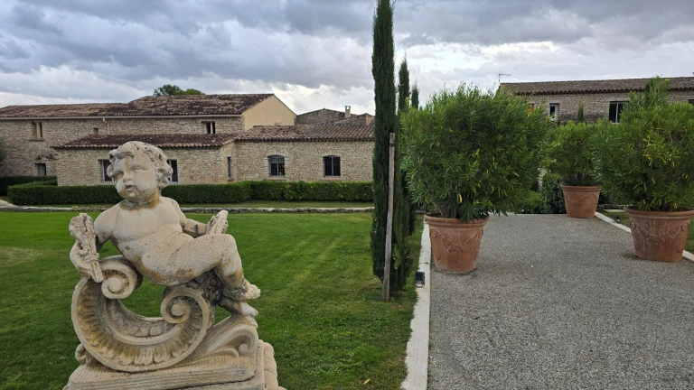 Le Phébus & Spa: hotel de luxo e alta gastronomia no coração do Luberon, na Provença 5 Área externa do Hotel Le Phébus & Spa