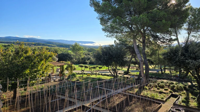 Le Phébus & Spa: hotel de luxo e alta gastronomia no coração do Luberon, na Provença 25 Vista da área da piscina no quarto do Hotel Le Phébus & Spa