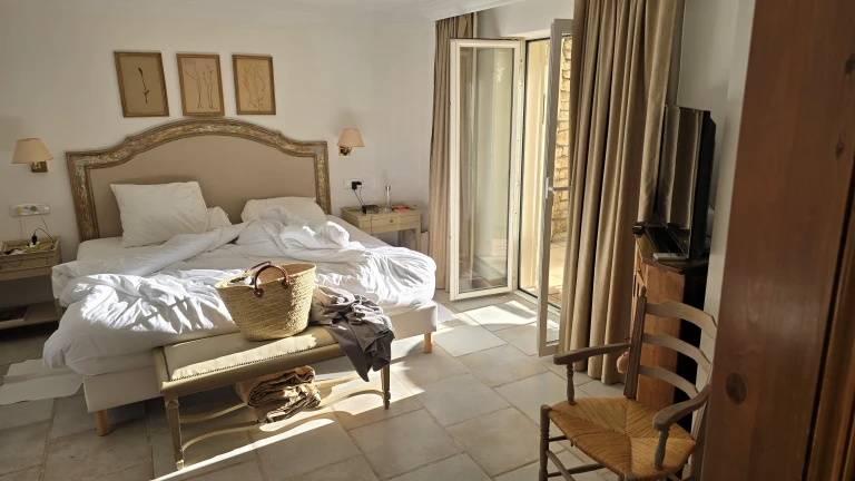 Le Phébus & Spa: hotel de luxo e alta gastronomia no coração do Luberon, na Provença 21 Nosso quarto ensolarado na Suíte Júnior com Piscina no Hotel Le Phébus & Spa