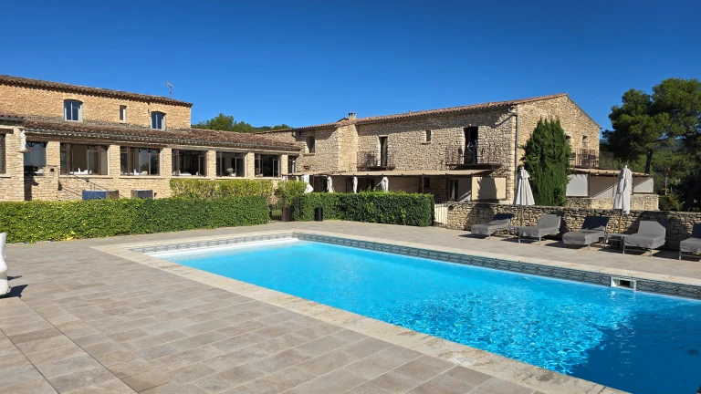 Le Phébus & Spa: hotel de luxo e alta gastronomia no coração do Luberon, na Provença 12 Piscina do Hotel Le Phébus & Spa