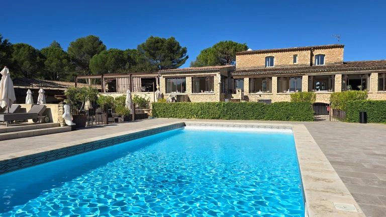 Le Phébus & Spa: hotel de luxo e alta gastronomia no coração do Luberon, na Provença 14 Piscina do Hotel Le Phébus & Spa