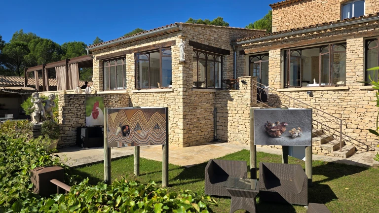 Le Phébus & Spa: hotel de luxo e alta gastronomia no coração do Luberon, na Provença 6 Área externa do Hotel Le Phébus & Spa
