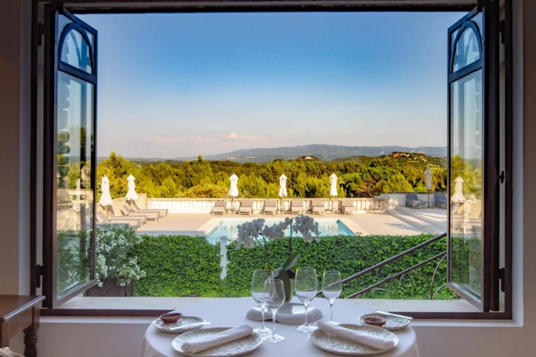 Le Phébus & Spa: hotel de luxo e alta gastronomia no coração do Luberon, na Provença 50 Le Phébus & Spa: hotel de luxo e alta gastronomia no coração do Luberon, na Provença - Le Phebus le phebus restaurant la table 1